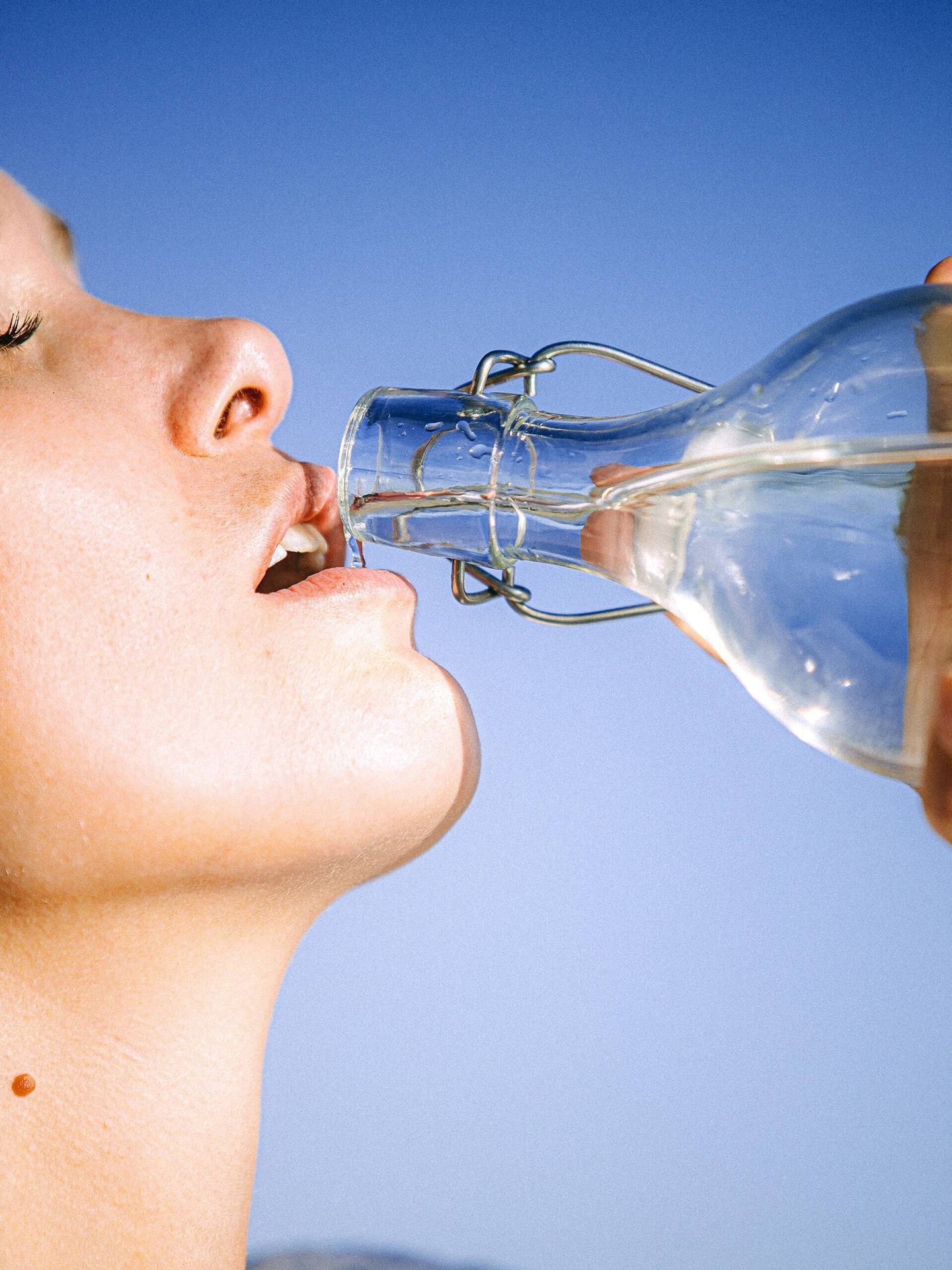 Beber agua e hidratar el cuerpo ayuda a combatir el calor por las noches (Pexels/Arnie Watkins)