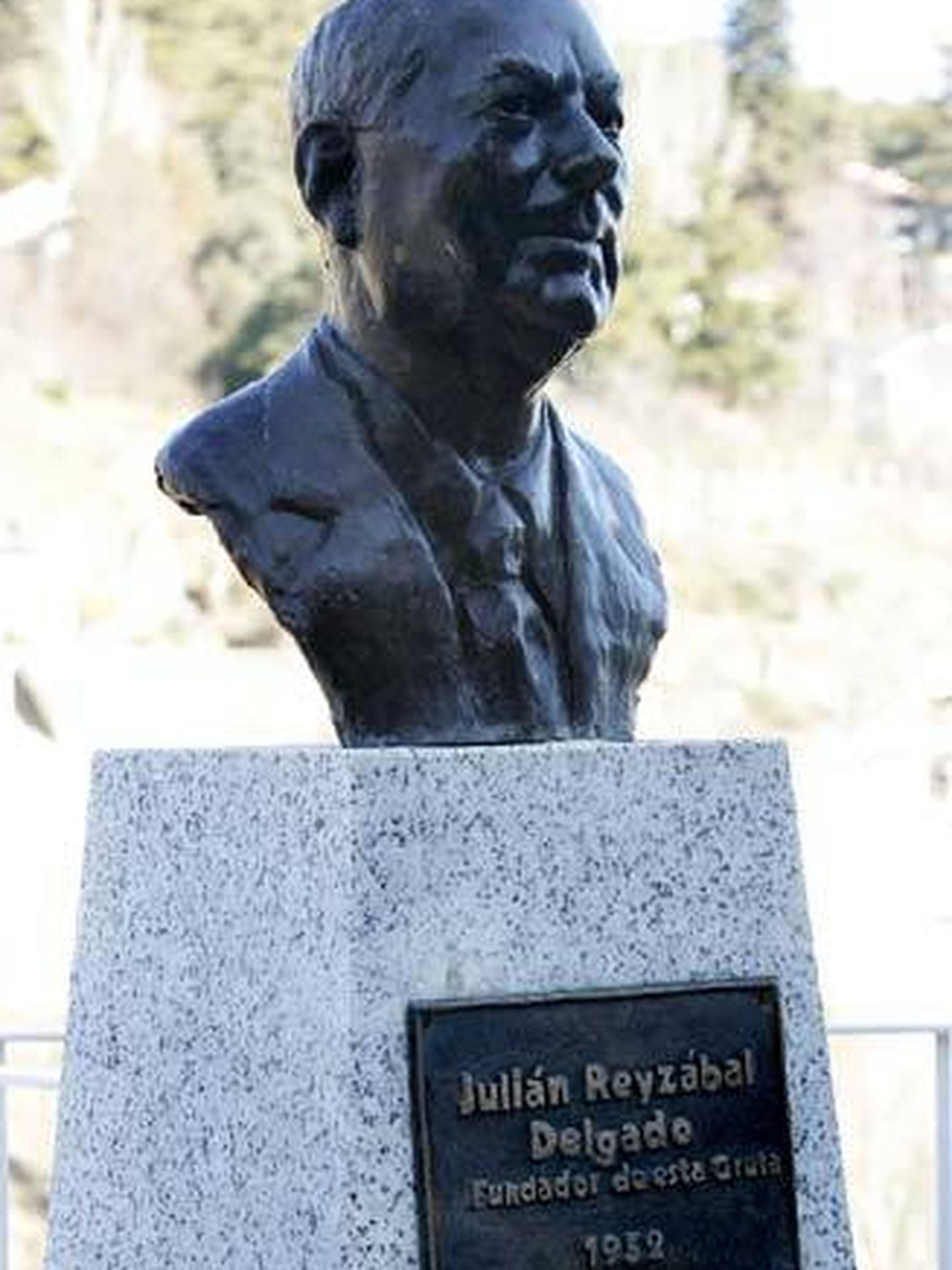 Busto de Julián Reyzábal en la Gruta de Begoña, en Miraflores de la Sierra. 