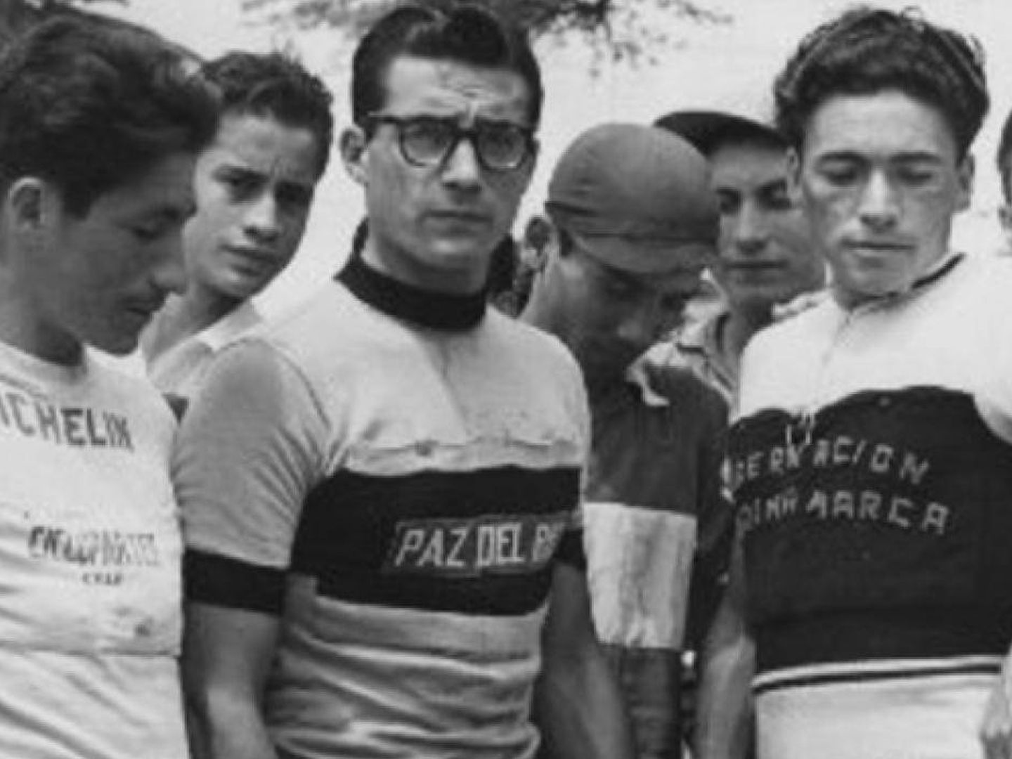 Beyaert (con gafas), rodeado de compañeros y admiradores (fuente: Radio Nacional de Colombia).
