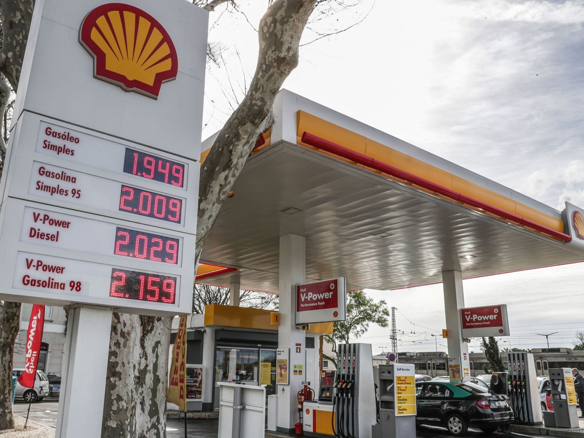 Foto: Una gasolinera de Portugal muestra este lunes los nuevos precios del combustible. (EFE/IAGO PETINGA)