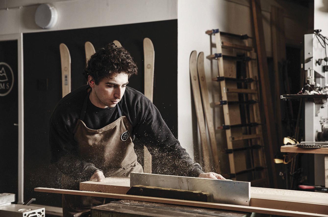 Jamie Kunka, fundador de la empresa Lonely Mountain Skis (LMS), que tiene en Birnam (Escocia) una sofisticada carpintería.