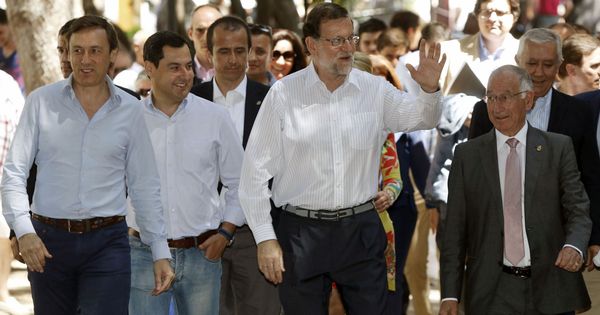 Foto: Mariano Rajoy (2d), junto al portavoz del Grupo Popular en el Congreso, Rafael Hernando(i), el líder del PP-A, Juanma Moreno (2i), y el presidente provincial de Almería, Gabriel Amat (d). A su espalda, Javier Arenas (Efe).