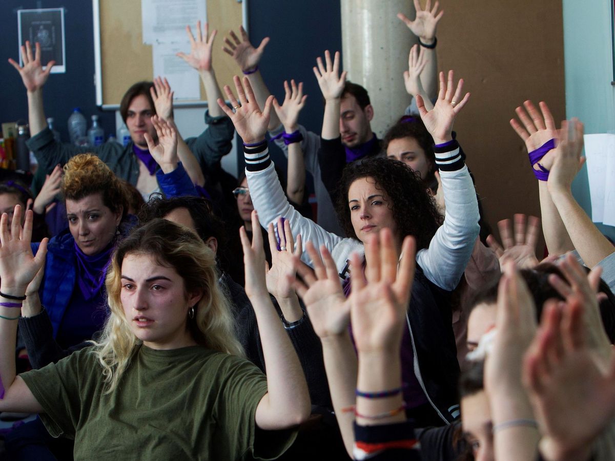 Foto: Concentración de profesoras en apoyo a las alumnas que han denunciado acoso en Escuela Superior de Arte Dramático de Galicia. (EFE)