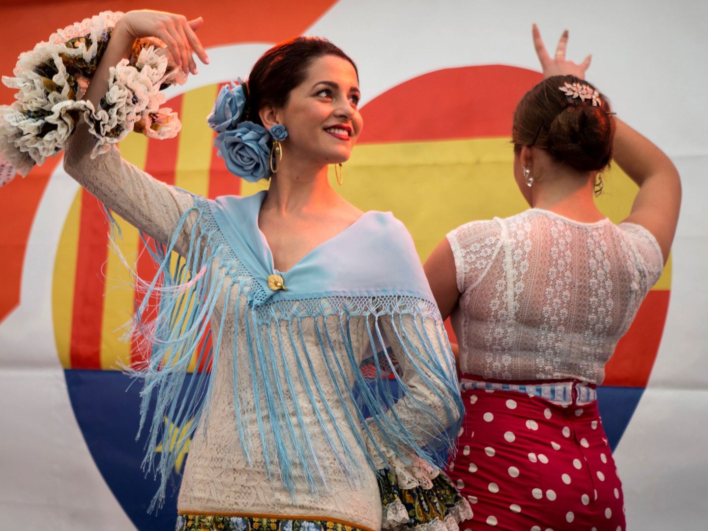 Inés Arrimadas baila sevillanas en la caseta de su partido durante la Feria de Abril en Barcelona. (EFE)