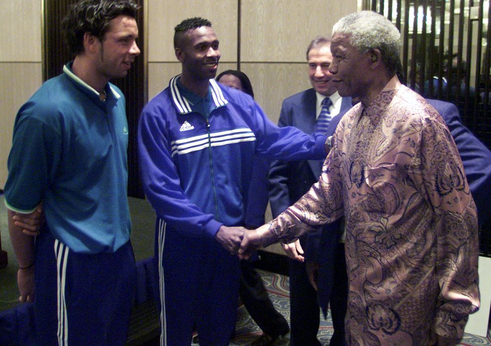 Foto: Lucas Radebe, saludando a Nelson Mandela