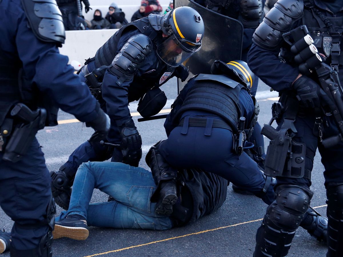 Foto: Policía francesa retirando a un manifestante independentista en La Jonquera (Reuters)