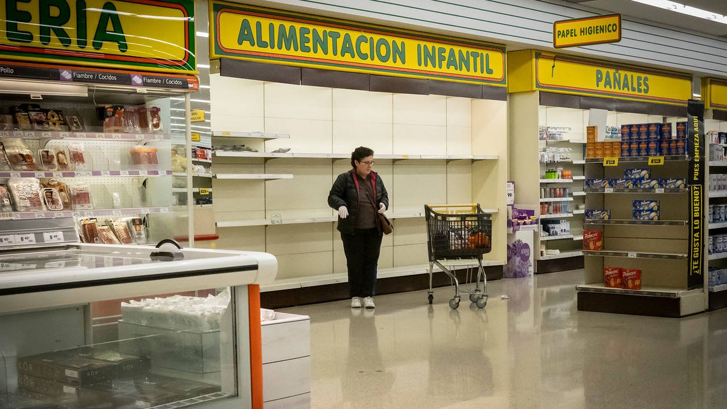 Un lineal de alimentación infantil vacío en un supermercado. (Save the Children)
