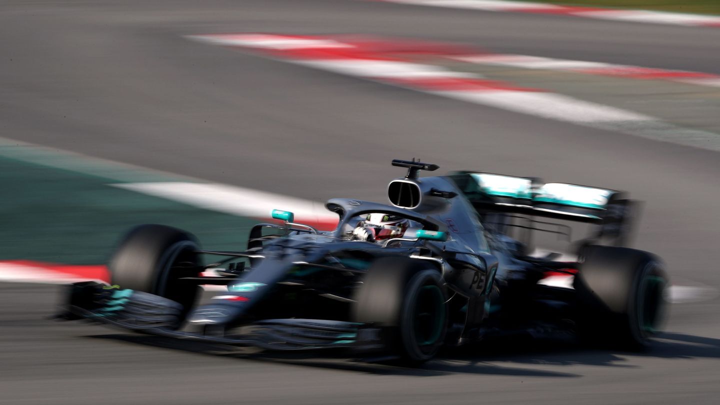 Hamilton en acción con su Mercedes. (Reuters)