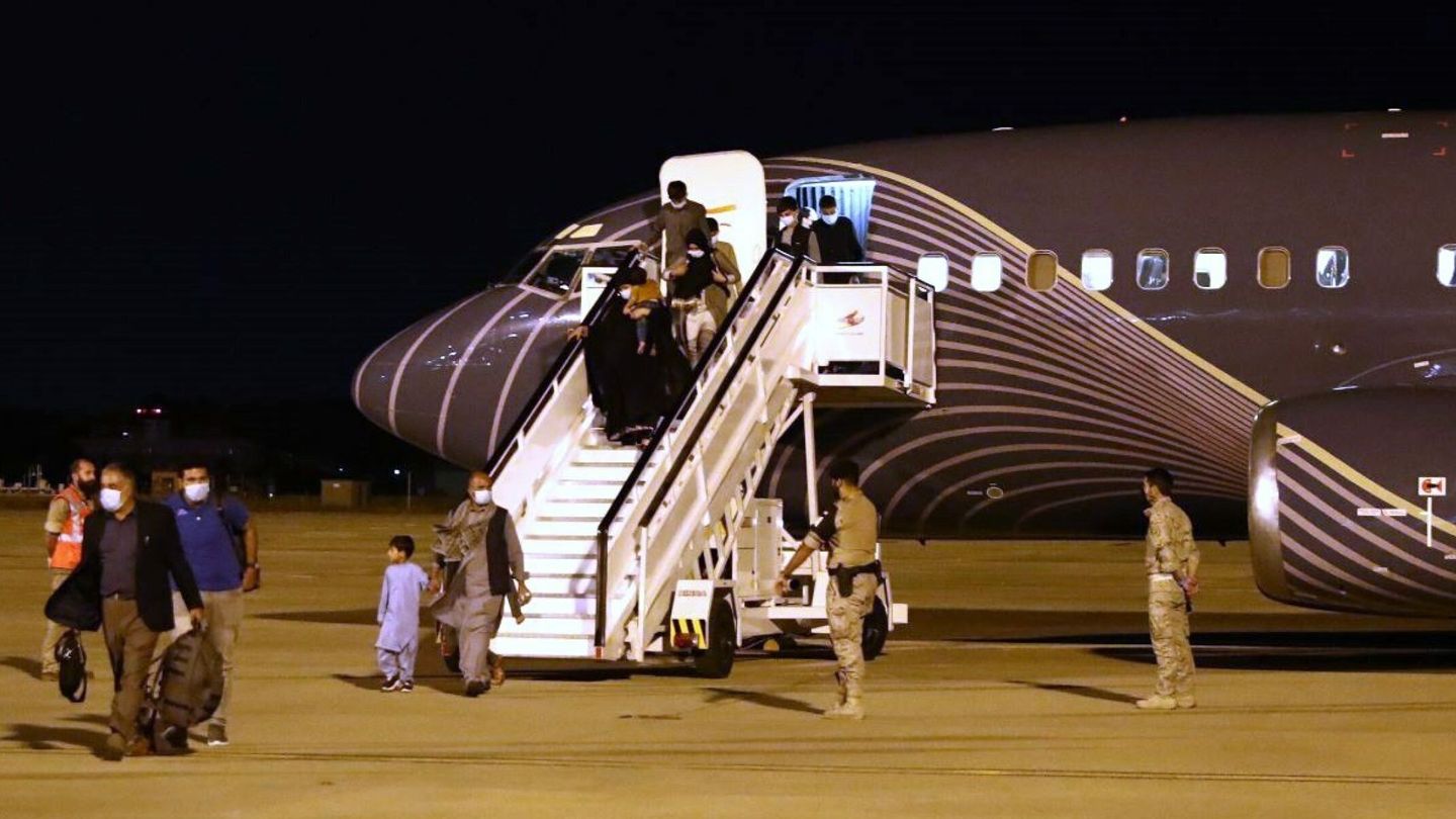 Llegada de un avión con refugiados afganos a Torrejón.
