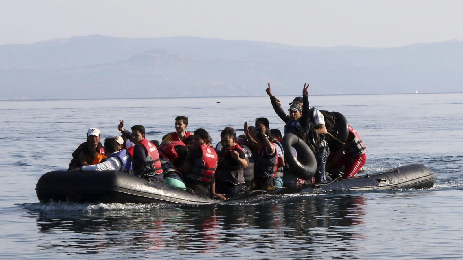 Foto: Un grupo de refugiados supuestamente procedentes de Siria desde Turquía, llegan a la costa de la Isla de Lesbos en Grecia este sábado. (EFE)