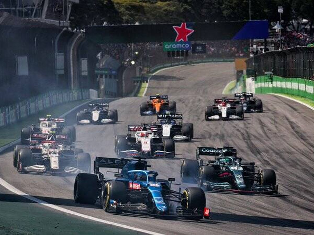 Foto: Fernando Alonso volvía a repetir el esquema de tantas carreras, remontando desde fuera de los puntos. (Reuters/Crimon)