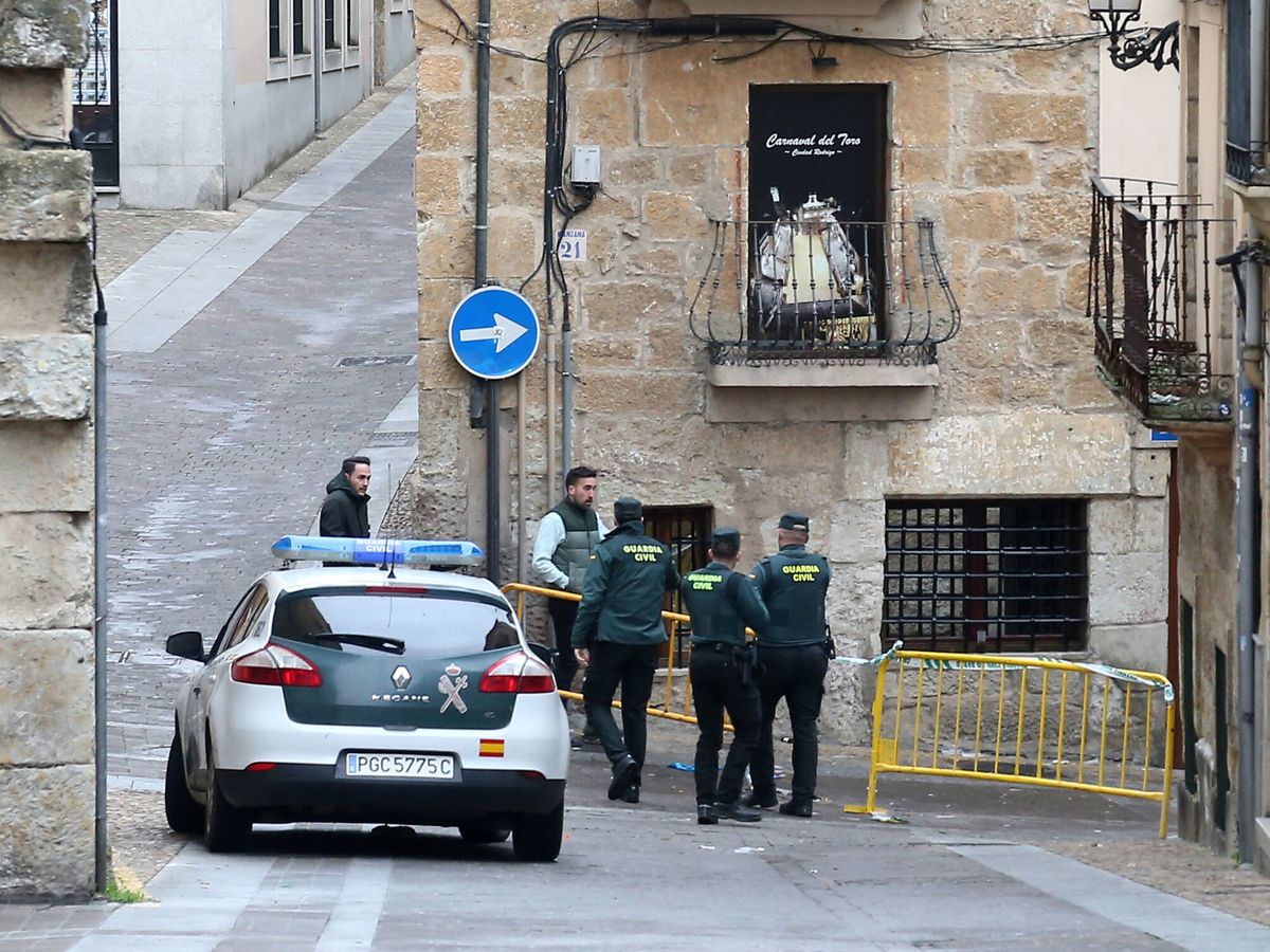 Foto: Agentes de la Guardia Civil en la calle del centro de Ciudad Rodrigo (Salamanca). (EFE/J.M. García)