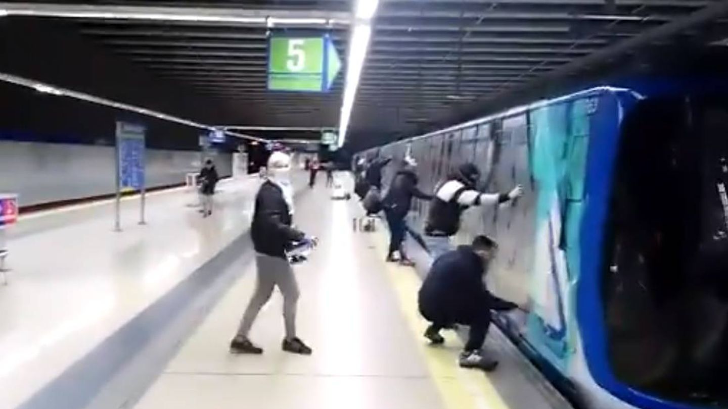 Uno de los últimos ataques de grafiteros a Metro de Madrid.