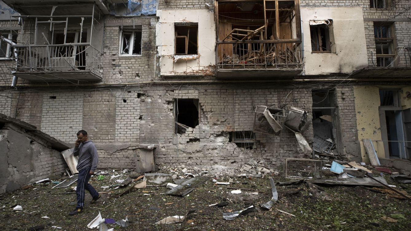 Foto: Destrozos en un bloque de Jarkov. (EFE/Orlando Barría)