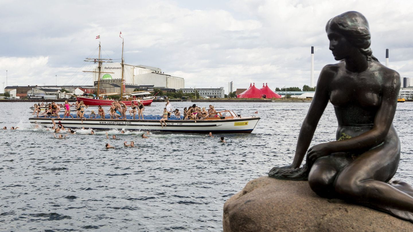 Estatua de 'La Sirenita' en Copenhague, Dinamarca. (EFE)