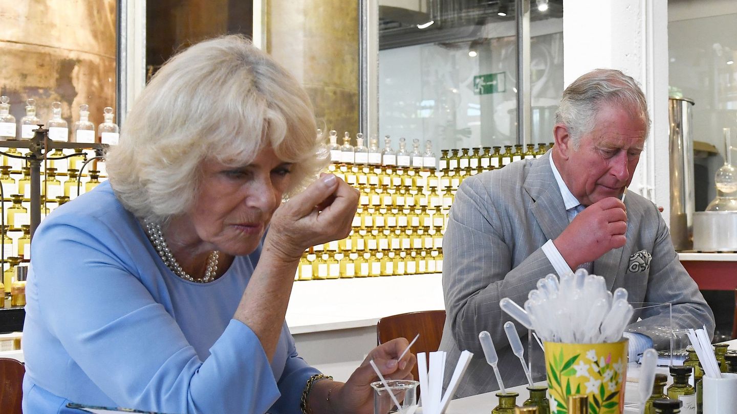 El príncipe Carlos y Camila, durante una visita a un laboratorio de perfumes en Francia. (EFE)