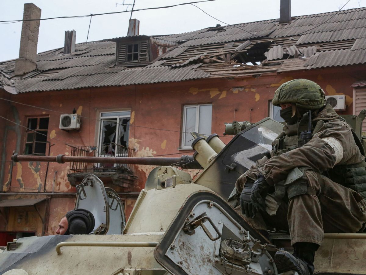Foto: Miembros de las tropas prorrusas conducen un vehículo blindado durante el conflicto entre Ucrania y Rusia en la ciudad portuaria de Mariúpol. (Reuters/Chingis Kondarov)