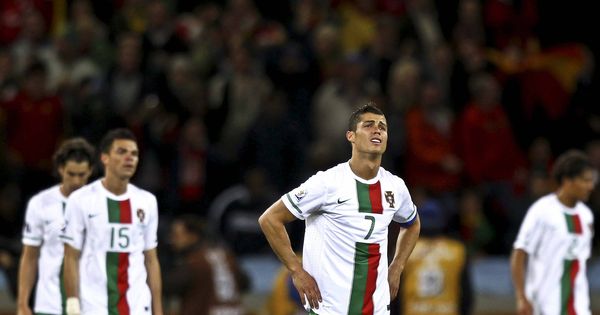 Foto: Cristiano Ronaldo, tras caer Portugal con España en los octavos de final del Mundial de Sudáfrica. (EFE)