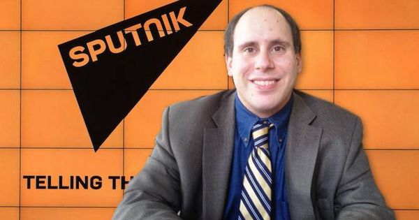 Foto: Andrew Feinberg y el logotipo de Sputnik. (Montaje: E. Villarino)