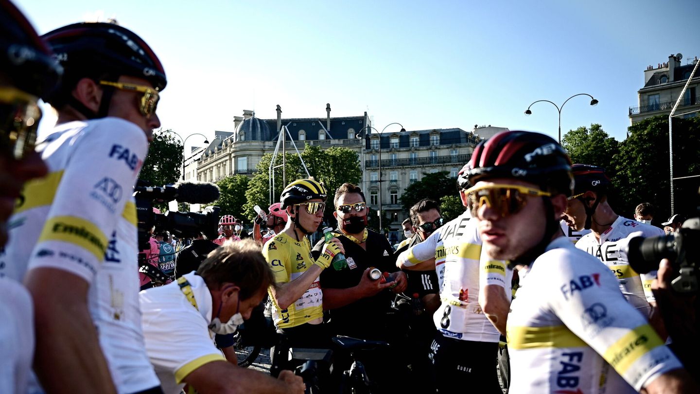 Los corredores tras finalizar el Tour de Francia. (EFE)