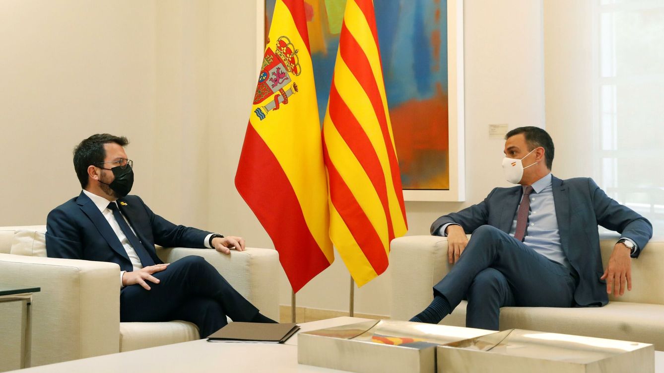 Foto: El presidente del Gobierno, Pedro Sánchez, recibe al presidente de la Generalitat, Pere Aragonès, en junio. (EFE)