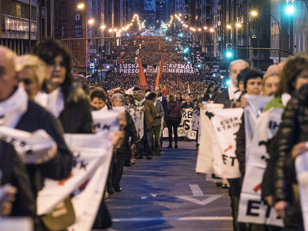 Foto: Participantes en una de las manifestaciones de comienzos de año en Bilbao a favor de los presos de ETA. (EFE)