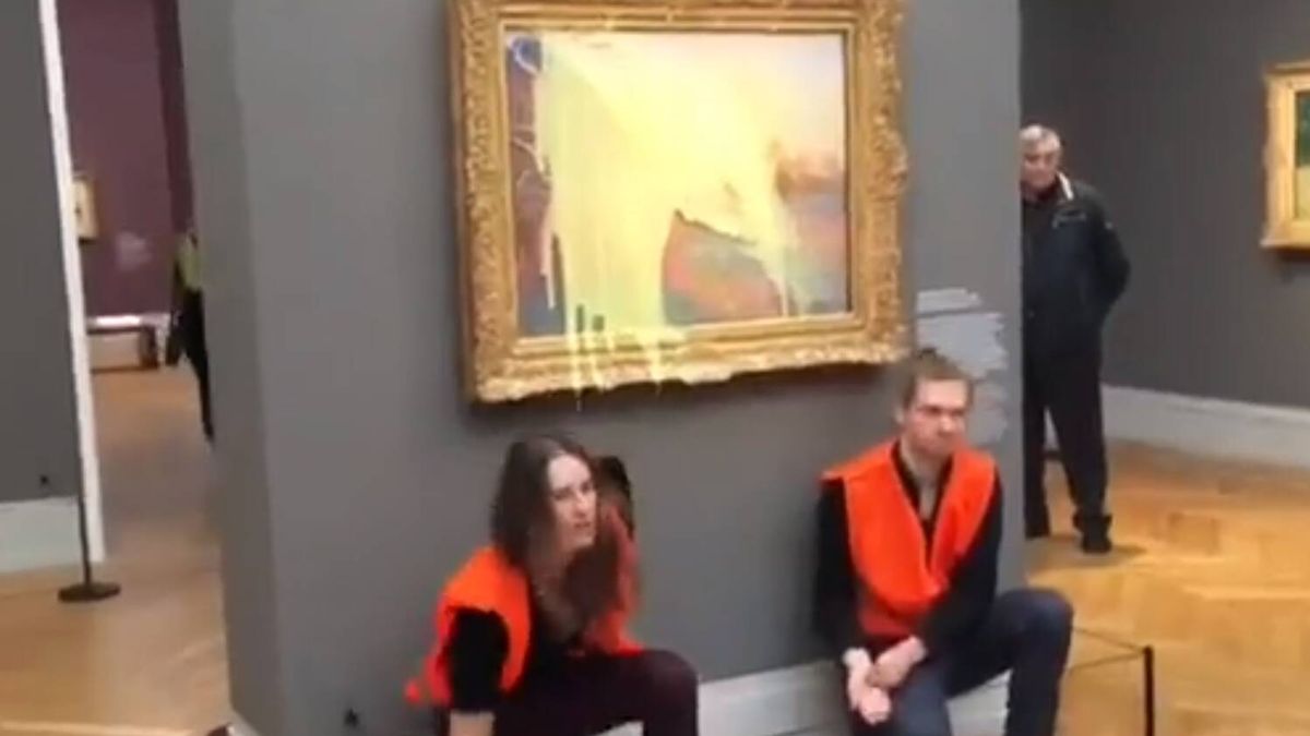 Activistas climáticos lanzan puré de patata a un cuadro de Monet en Alemania
