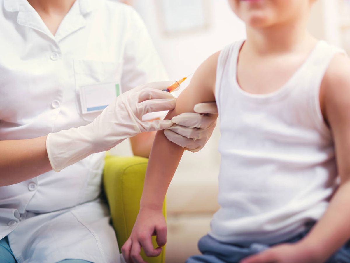 Foto: Un pediatra suministra la vacuna de la gripe a un niño en una imagen de archivo. (iStock)