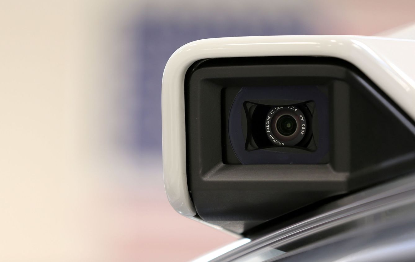 La información que debe procesar el coche autónomo le llega desde diversas fuentes que van desde las cámaras a los radares pasando por otros sensores. (Reuters)