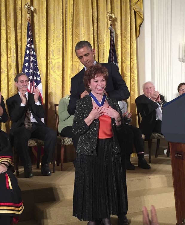 El presidente de los EE UU, Barak Obama, impone la medalla del Congreso a la escritora.