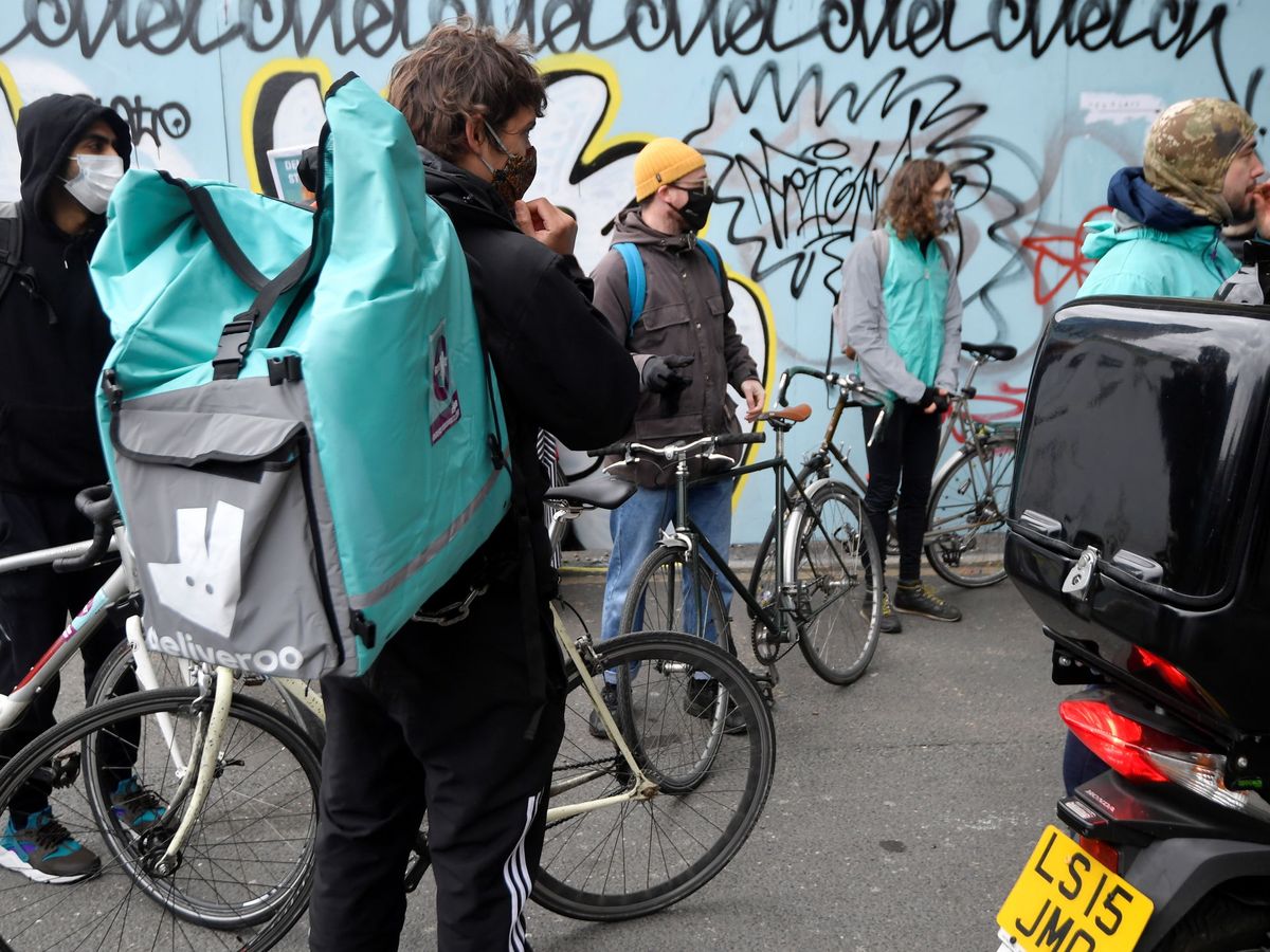 Foto: 'Riders' de Deliveroo piden una mejora de sus condiciones laborales en Londres. (Reuters) 