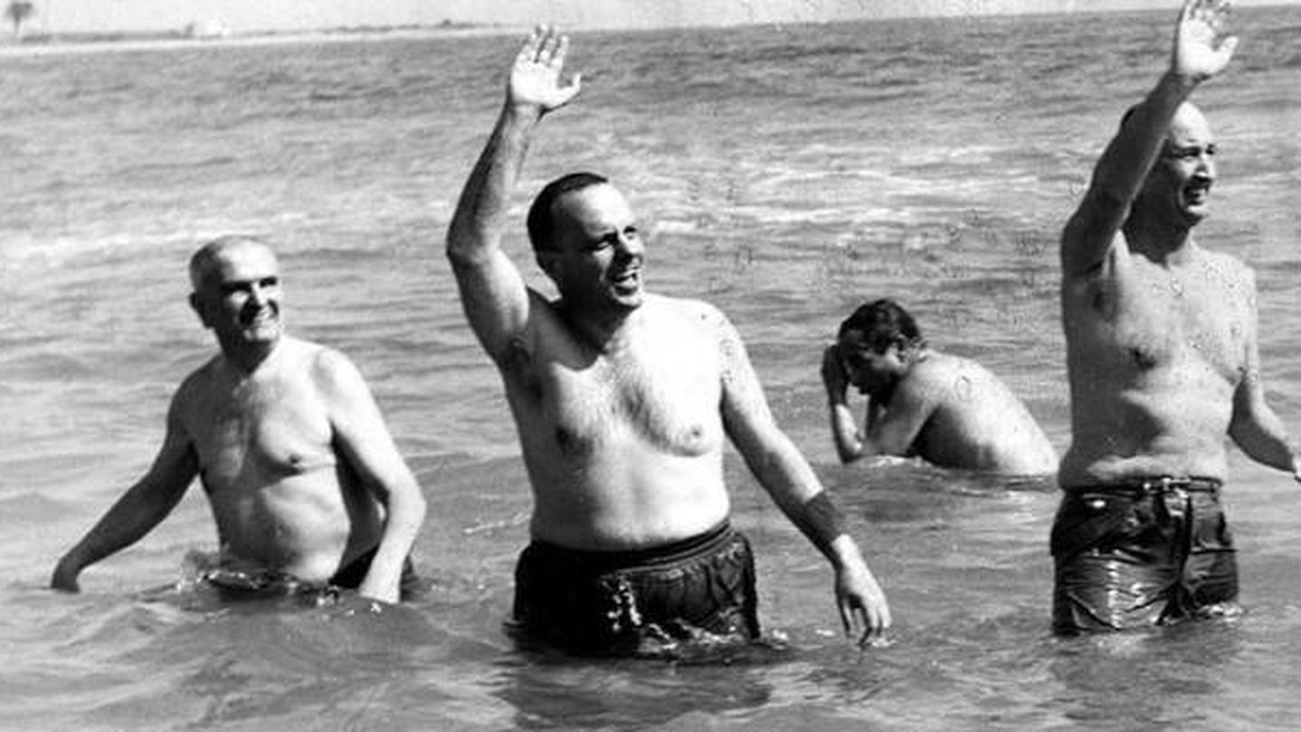 Manuel Fraga, ministro del gobierno, se baña en Palomares para demostrar que no suponía ningún riesgo (1966)