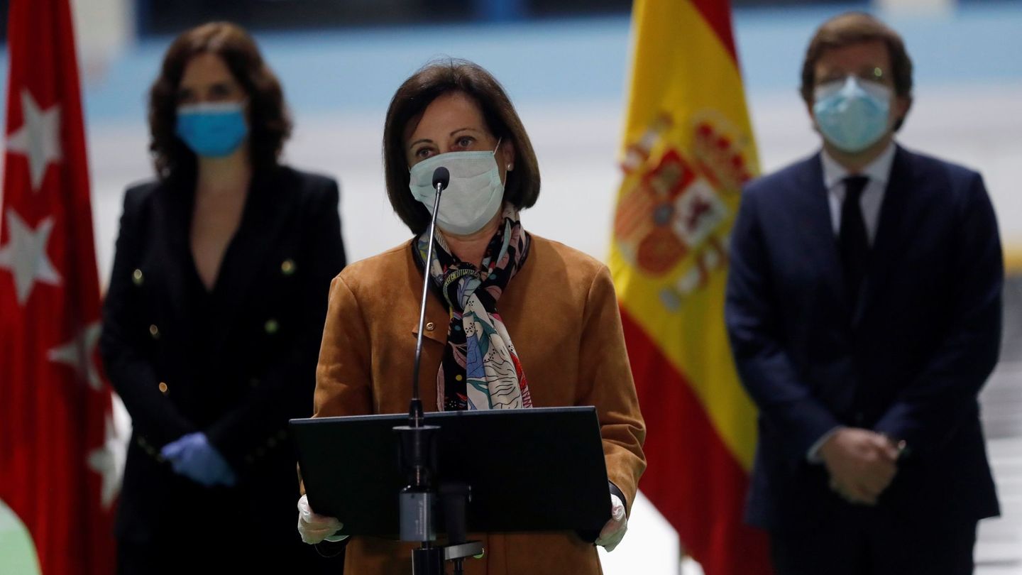 Con la presidenta y el alcalde de Madrid en la clausura de la morgue del Palacio de Hielo. (EFE)