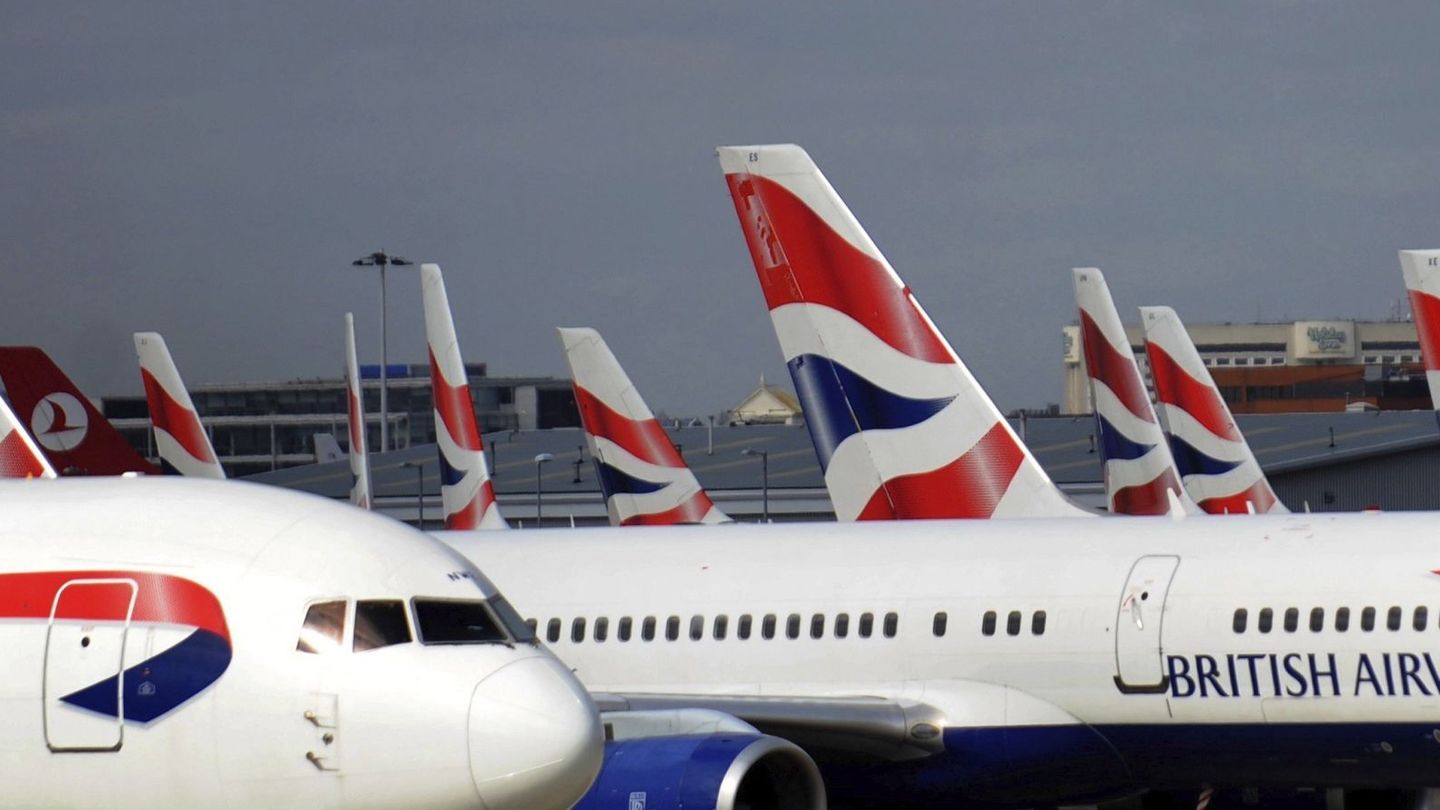 Dos aviones de la compañía British Airways, en el aeropuerto Heathrow de Londres. (EFE)