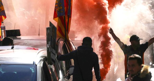 Foto: Miles de taxistas de toda España participan en la manifestación convocada por el gremio, este 29 de noviembre en Madrid. (EFE)