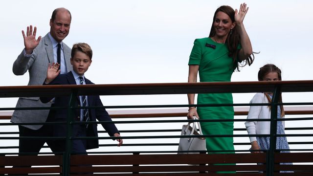El príncipe George, junto a sus padres y su hermana Charlotte en Wimbledon. (EFE/Isabel Infantes)
