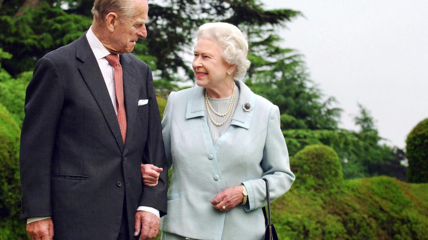 El duque de Edimburgo y la reina Isabel II. (Reuters)