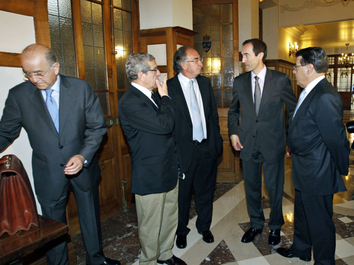Foto: Los responsables de las cajas, en 2011: de izda. a dcha., Carlos Egea (BMN), Braulio Medel (Unicaja), Amado Franco (Ibercaja) y Manuel Menéndez (Liberbank). (EFE)