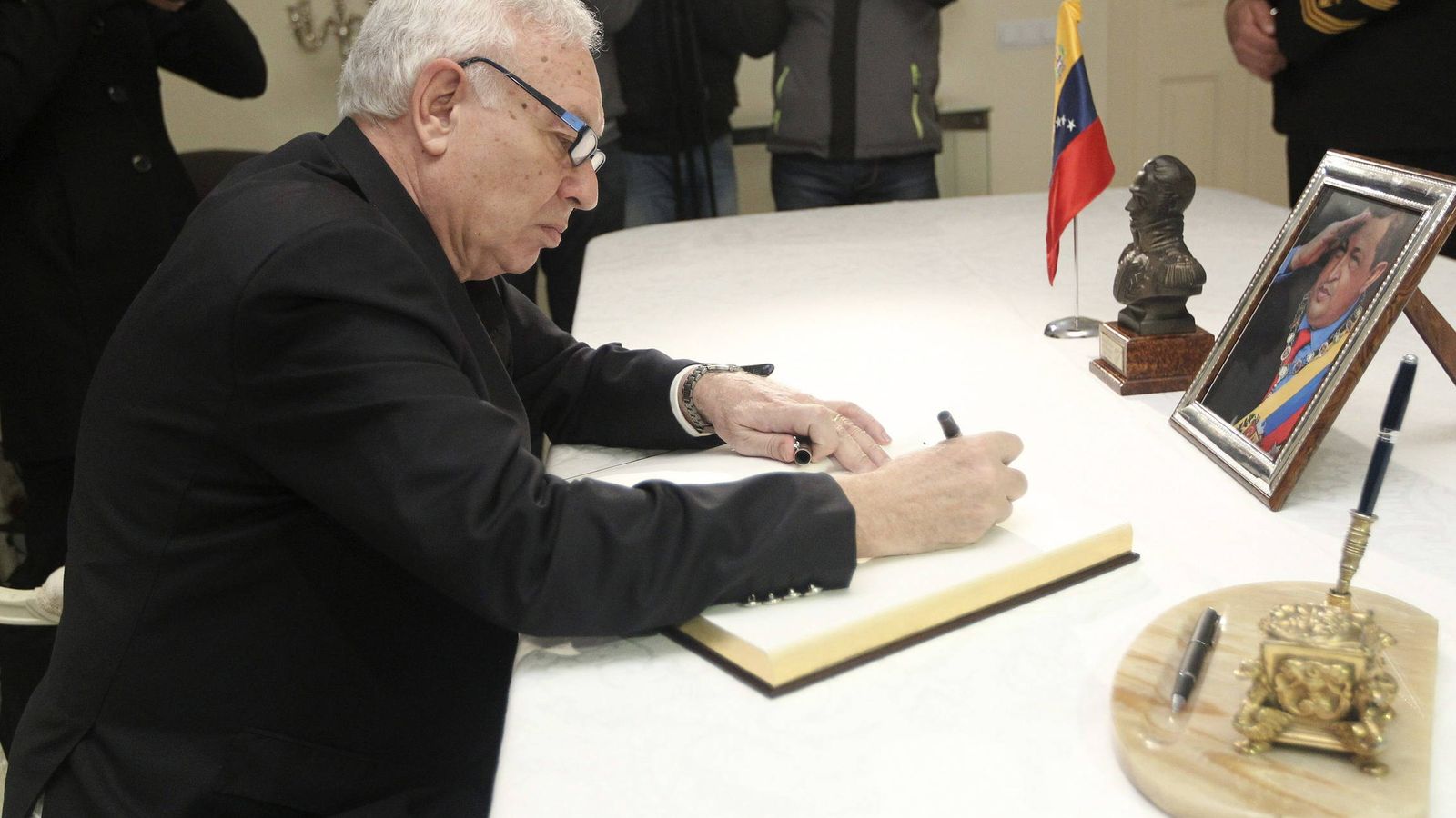 Foto: El ministro de Asuntos Exteriores, José Manuel García-Margallo, firma el libro de condolencias tras la muerte de Hugo Chávez. (EFE)