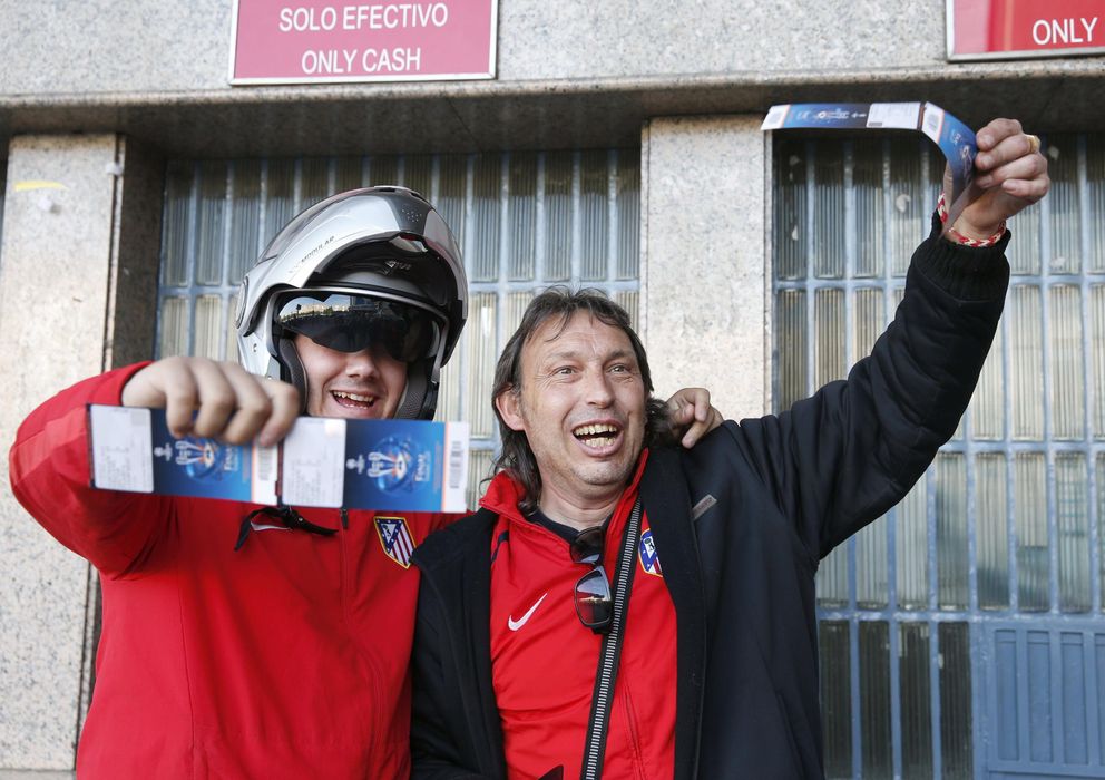 Foto: Dos aficionados del Atlético de Madrid muestran las entradas para la final de la Liga de Campeones del 24 de mayo en Lisboa. (EFE)
