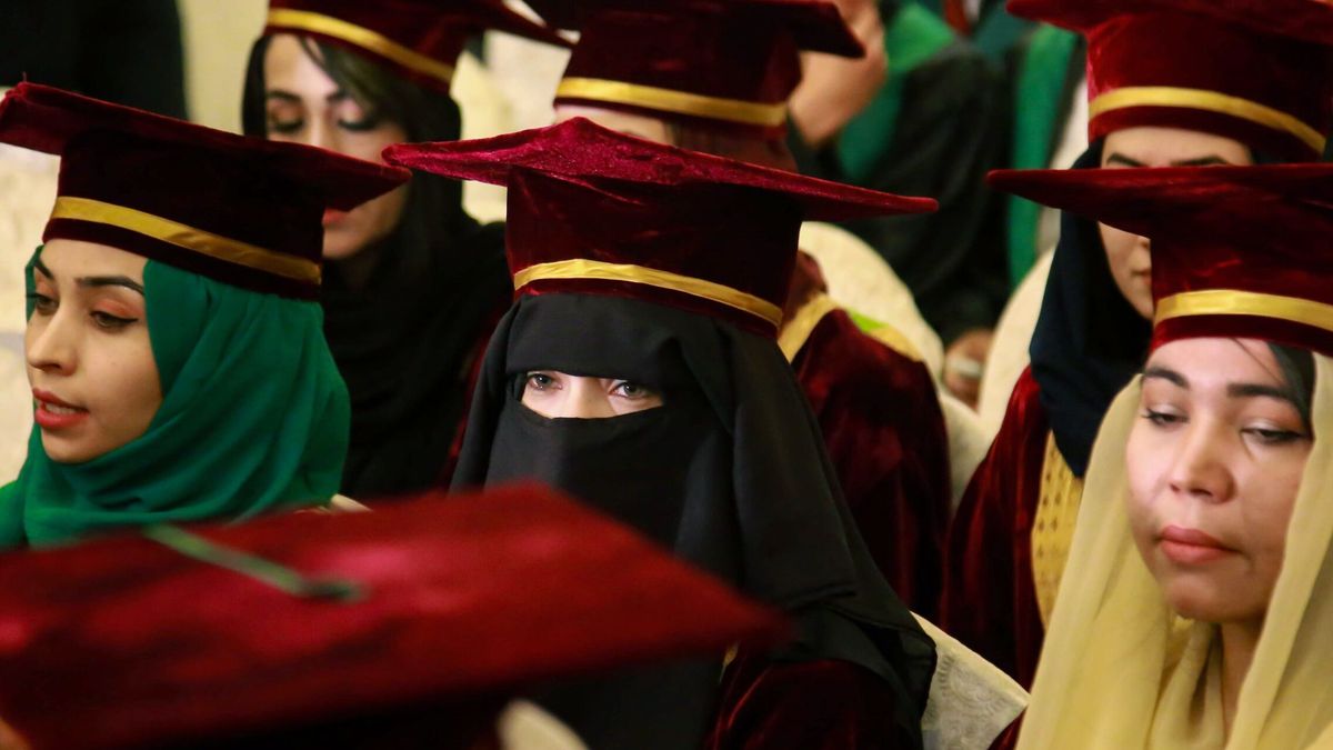 Los talibanes afirman que las universidades públicas reabrirán con segregación por sexos
