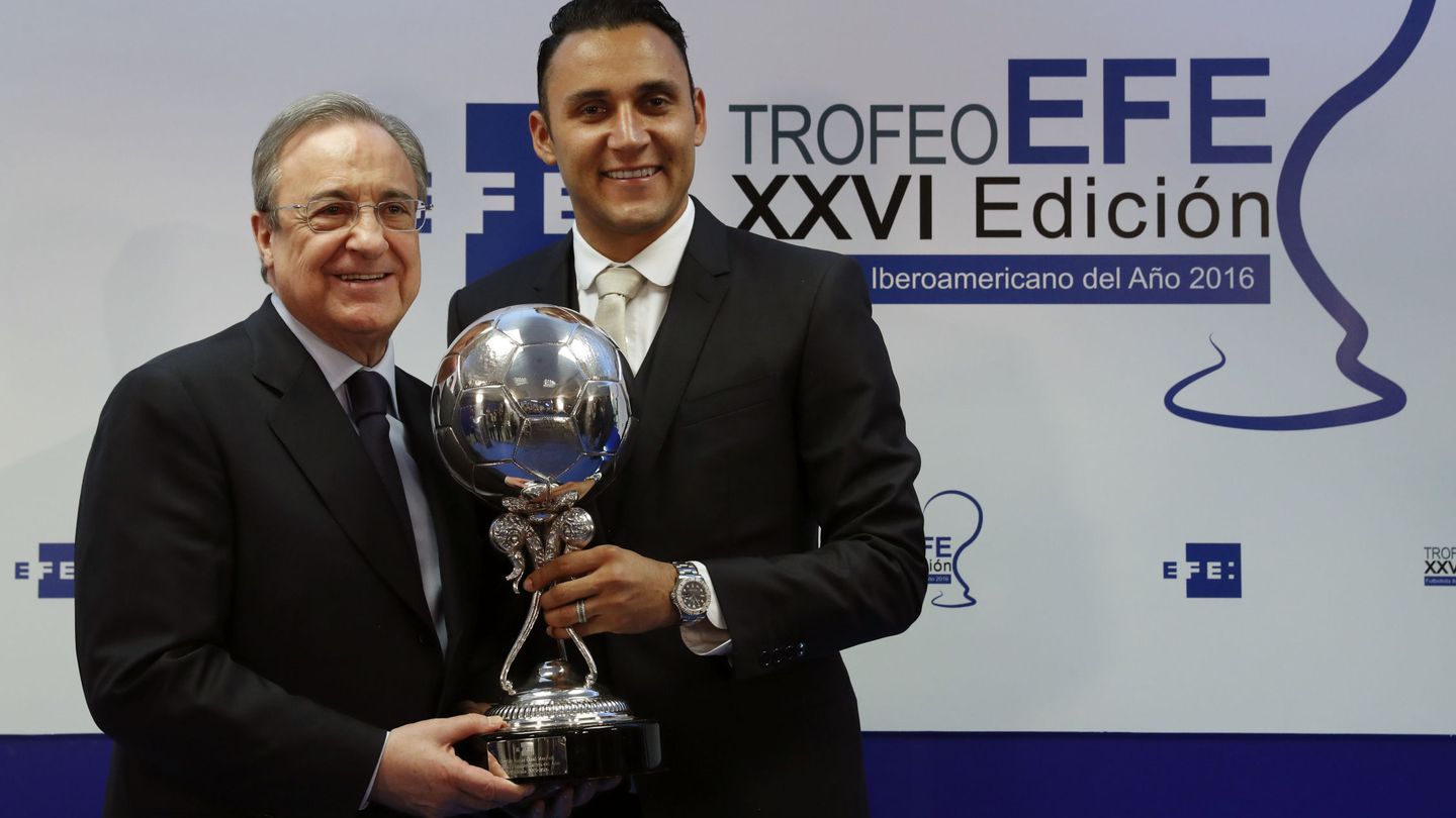 Keylor Navas posa junto al presidente del Real Madrid, Florentino Pérez (i), tras recibir el Premio EFE al Jugador Iberoamericano del Año. (EFE)