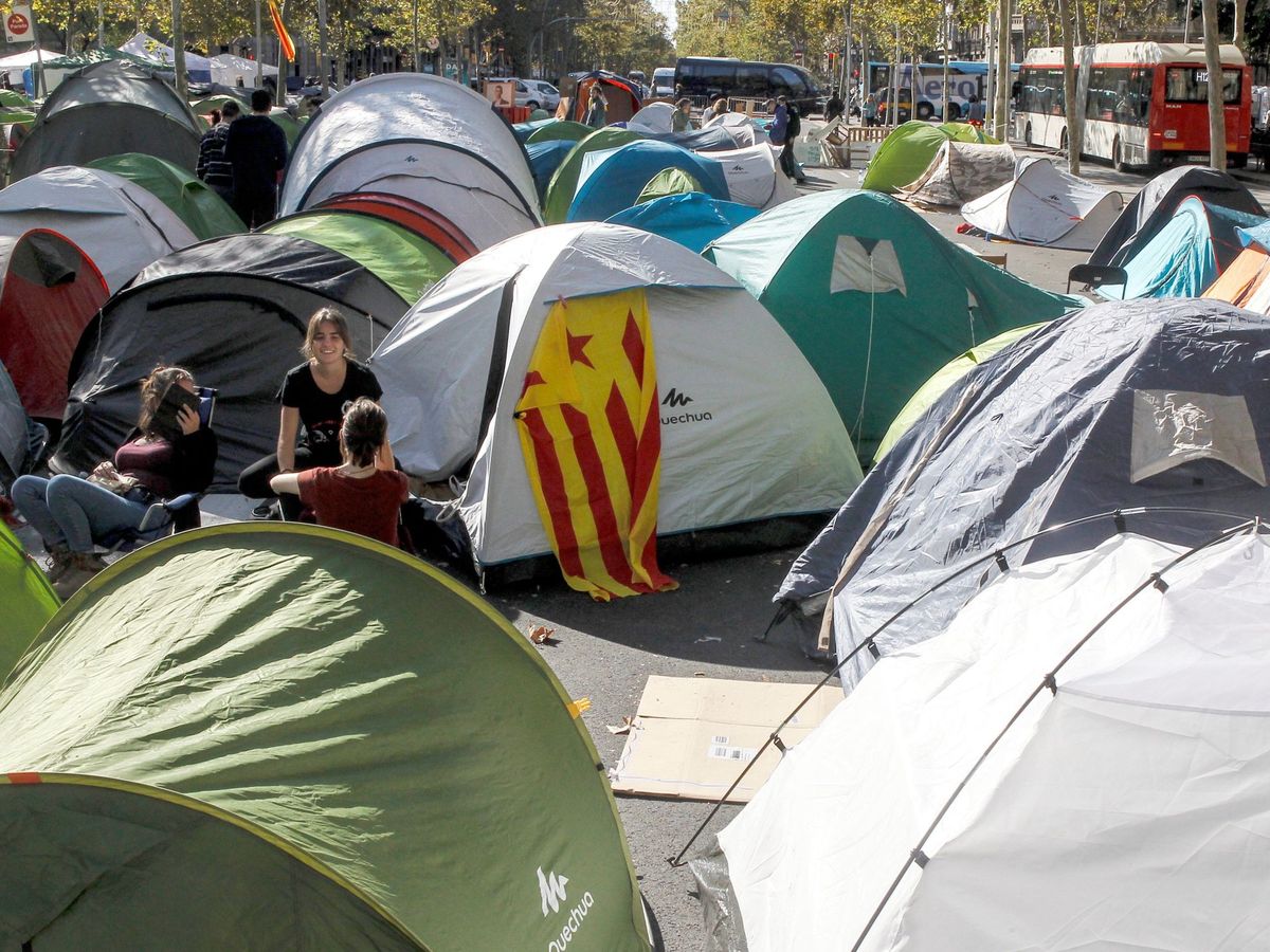Foto: Imagen de la acampada de estudiantes de Barcelona antes de su disolución. (EFE)
