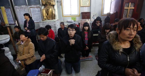 Foto: Católicos chinos toman parte en una misa clandestina en una iglesia de Tianjin, en marzo de 2014. (Reuters)