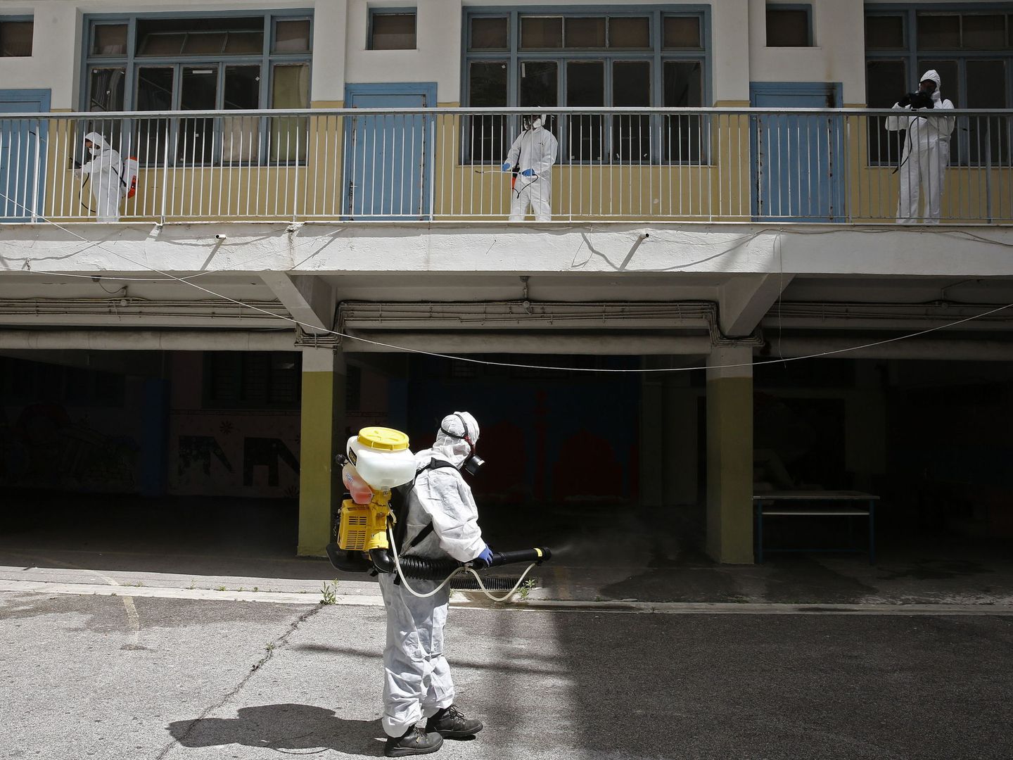 Desinfección de un instituto en Atenas el 4 de mayo. (EFE)