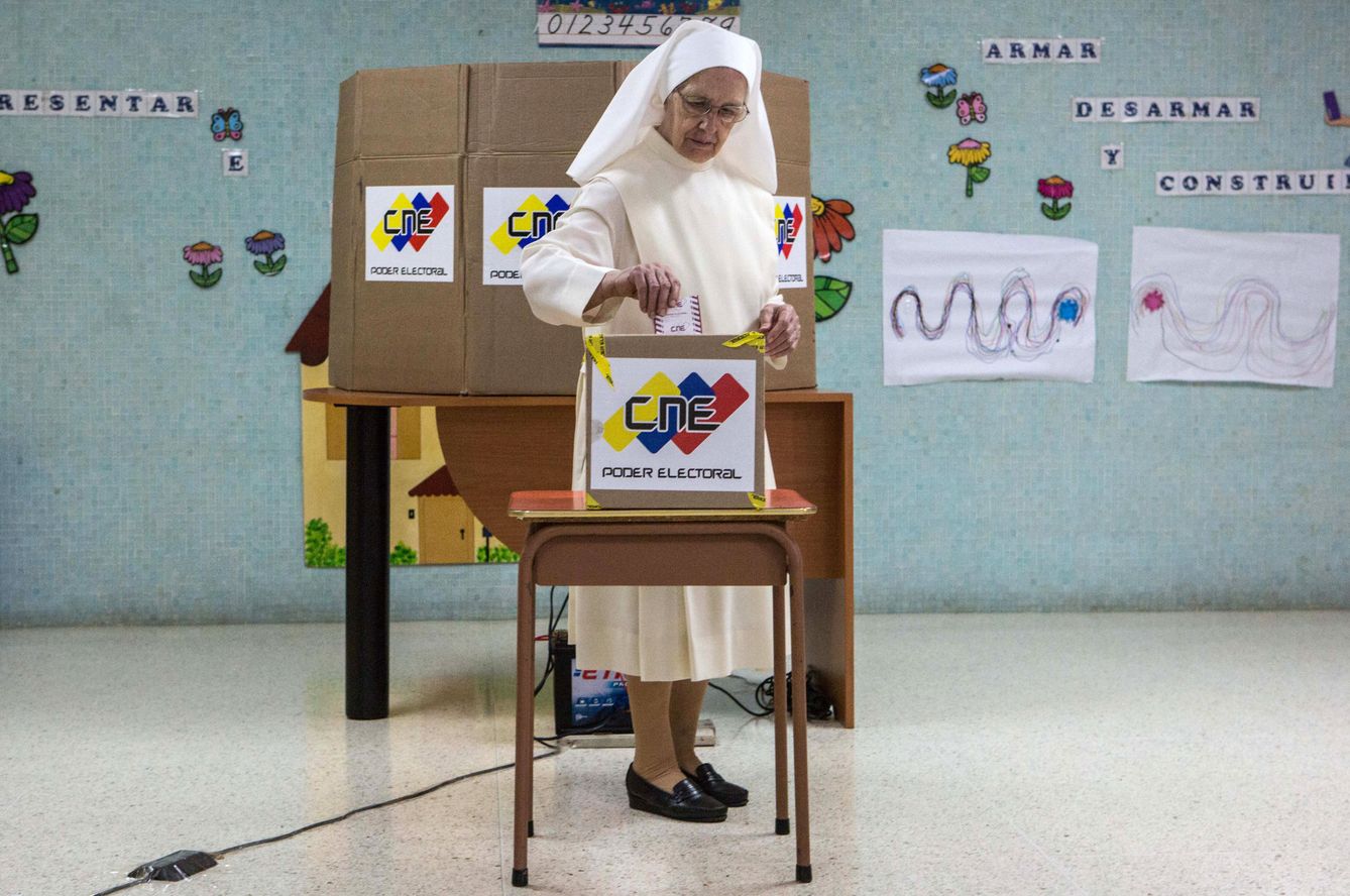 Un monja ejerce su derecho al voto en un centro de votación. (EFE)