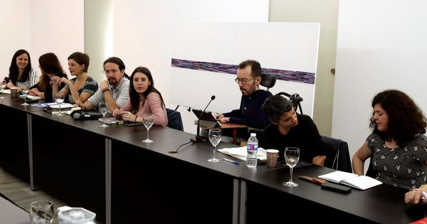 Foto: Reunión del denominado 'Gobierno en la sombra de Podemos' para definir la estrategia del partido y sus confluencias ante la nueva coyuntura política. (EFE)