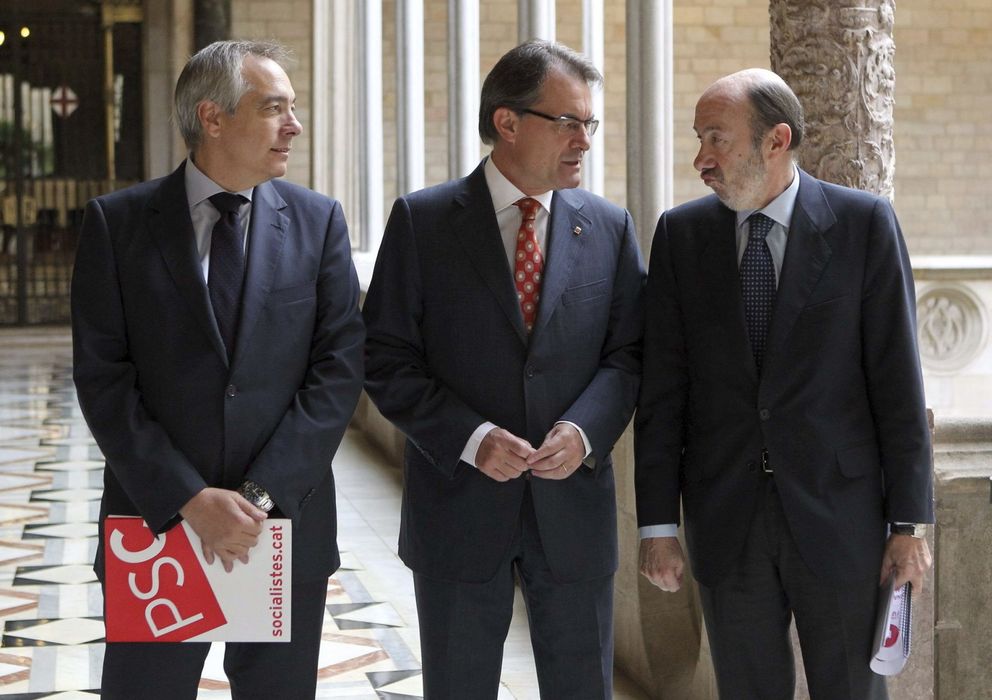 Foto: Pere Navarro, Artur Mas y Alfredo Pérez Rubalcaba. (EFE)