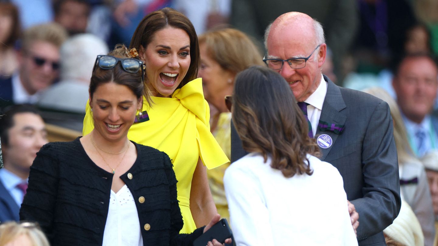 Kate Middleton saluda a varios asistentes al partido. (Reuters/Hannah Mckay)