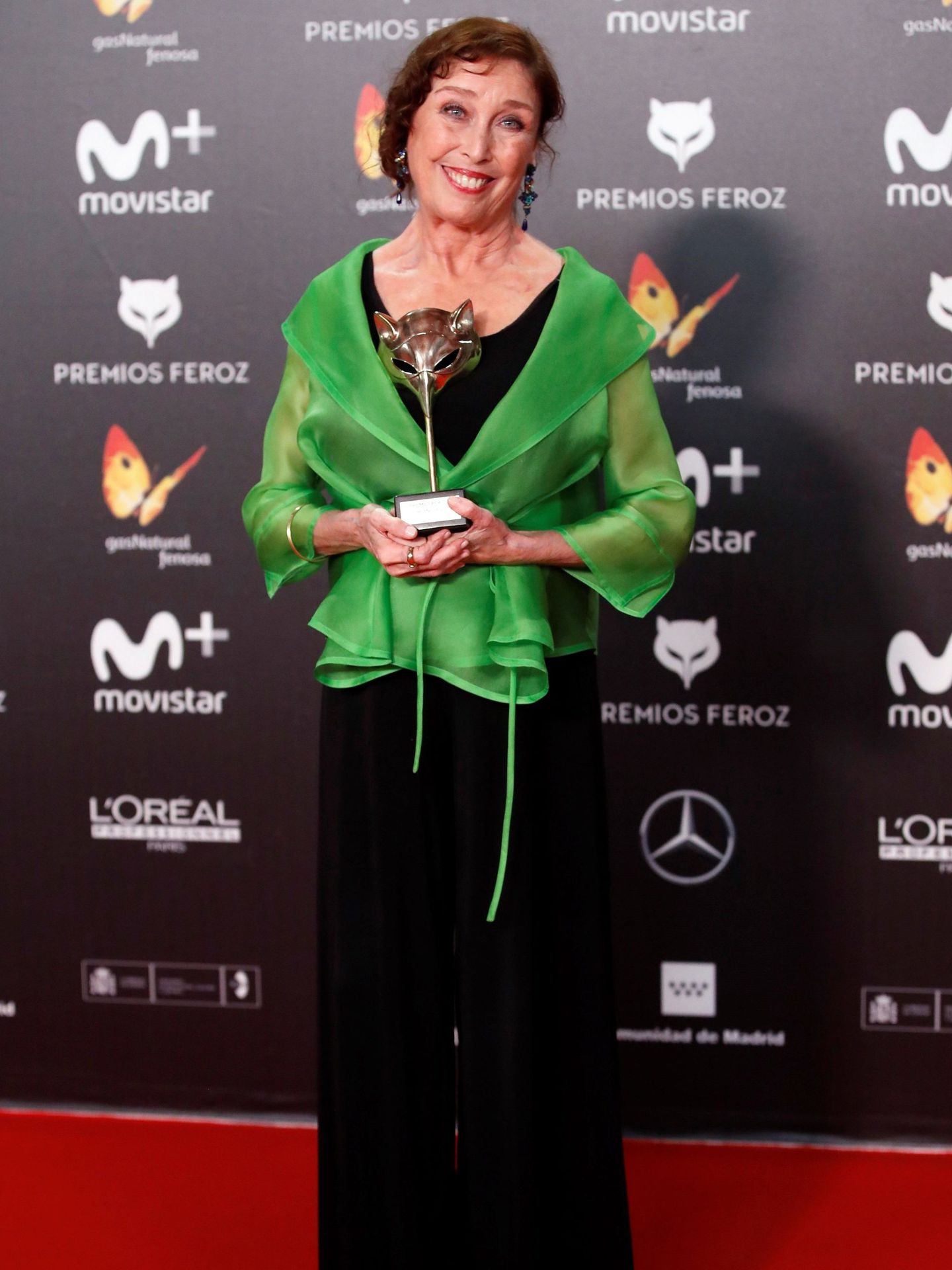 La actriz, con el Premio Honorífico durante la entrega de los Premios Feroz. (EFE/Juanjo Martín)